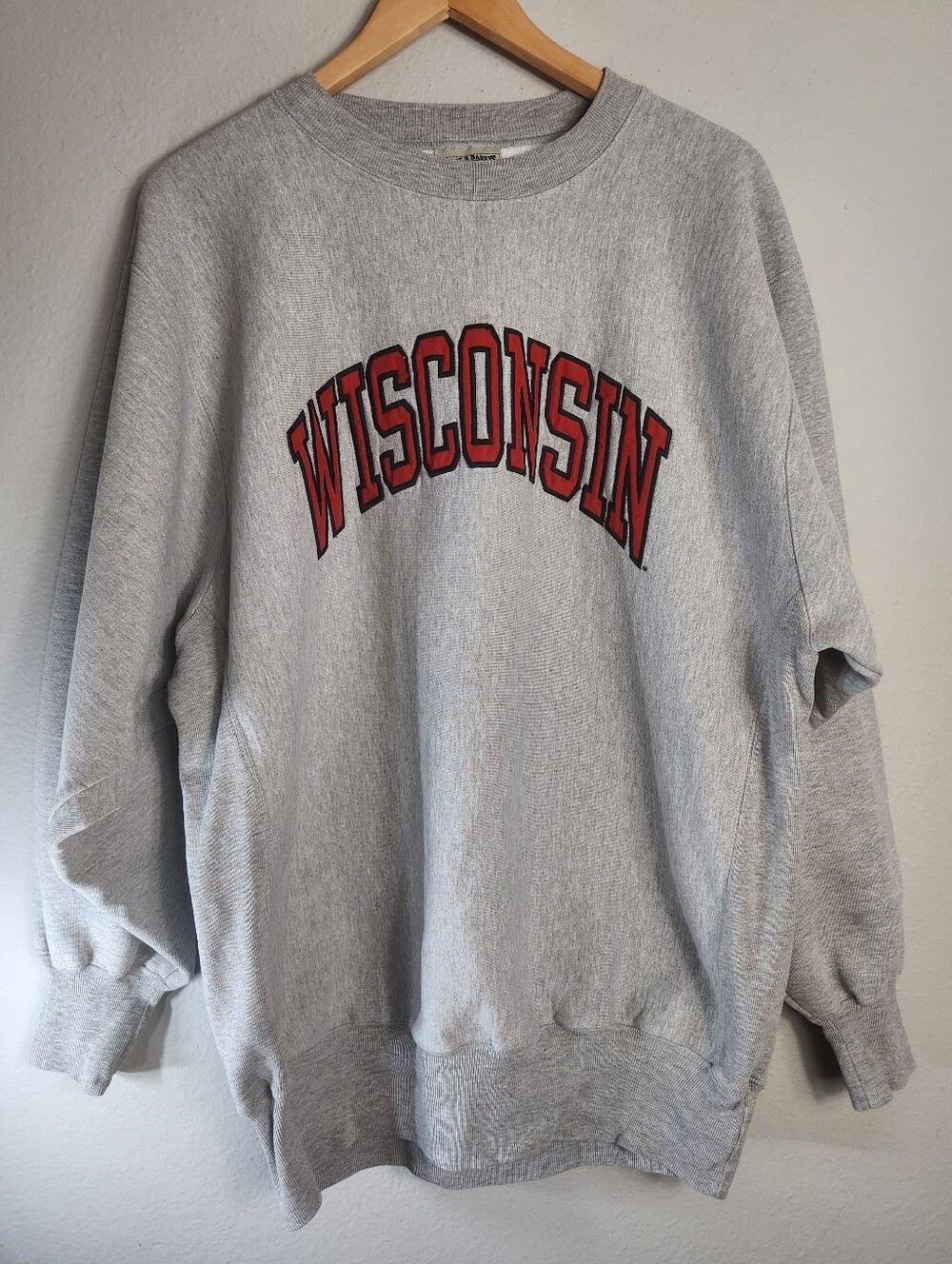 Steve & Barrys VTG Wisconsin Badgers Embroidered Heavyweight Crewneck Sweatshirt